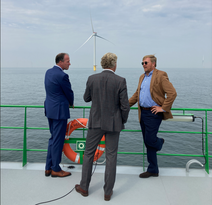 VattenfallNL's tweet photo. Vandaag bezocht koning Willem-Alexander windpark Hollandse Kust Zuid als onderdeel van een werkbezoek aan de Noordzee. Collega's Marco en Erik spraken uitgebreid met de koning om hem te informeren over de voortgang van het project. #koninklijkhuis #hkz https://t.co/waVyTki1ac