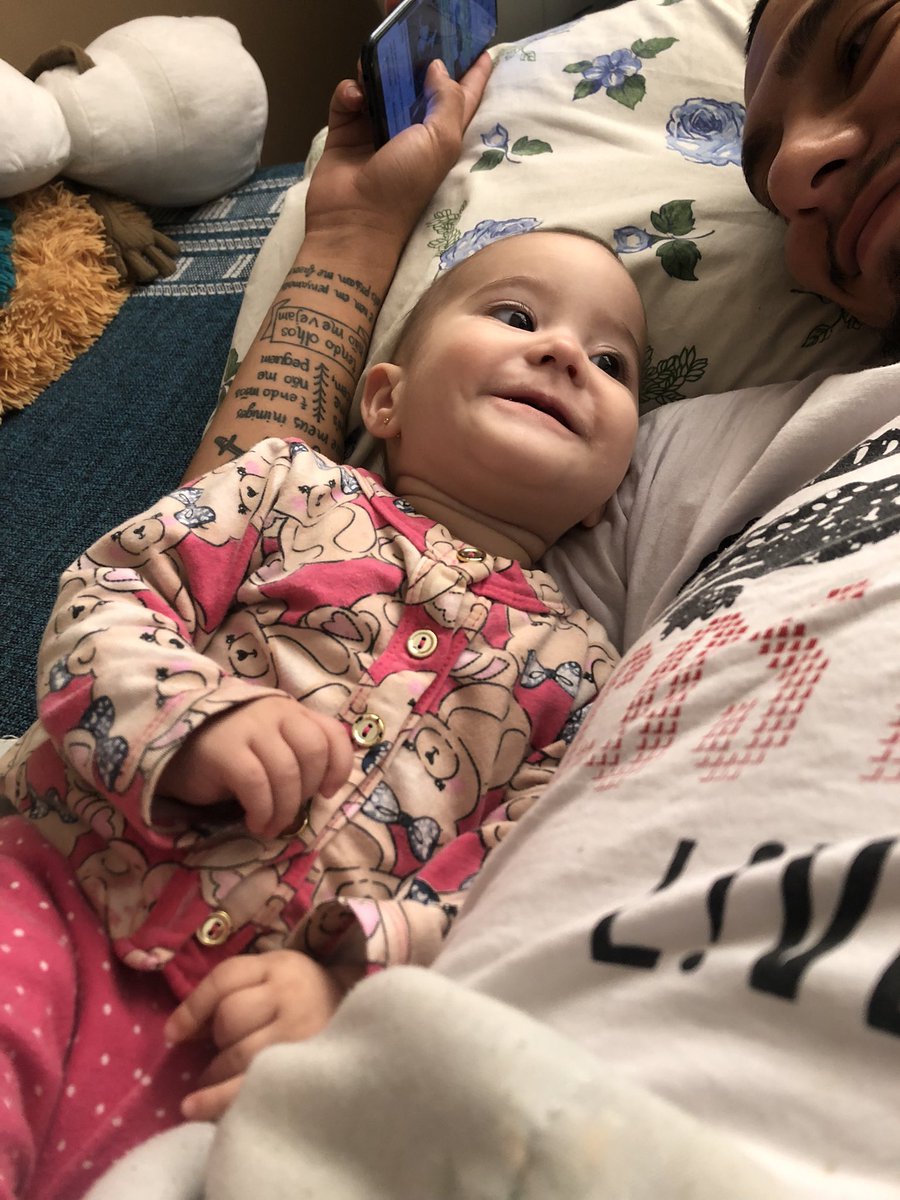 rightbiel's tweet photo. A CARA DA MINHA FILHA QUANDO O GABRIEL APARECEUUUU HAHAHAHAHA passou de mãe pra filha essa loucura de amor https://t.co/wckHeUbpSJ