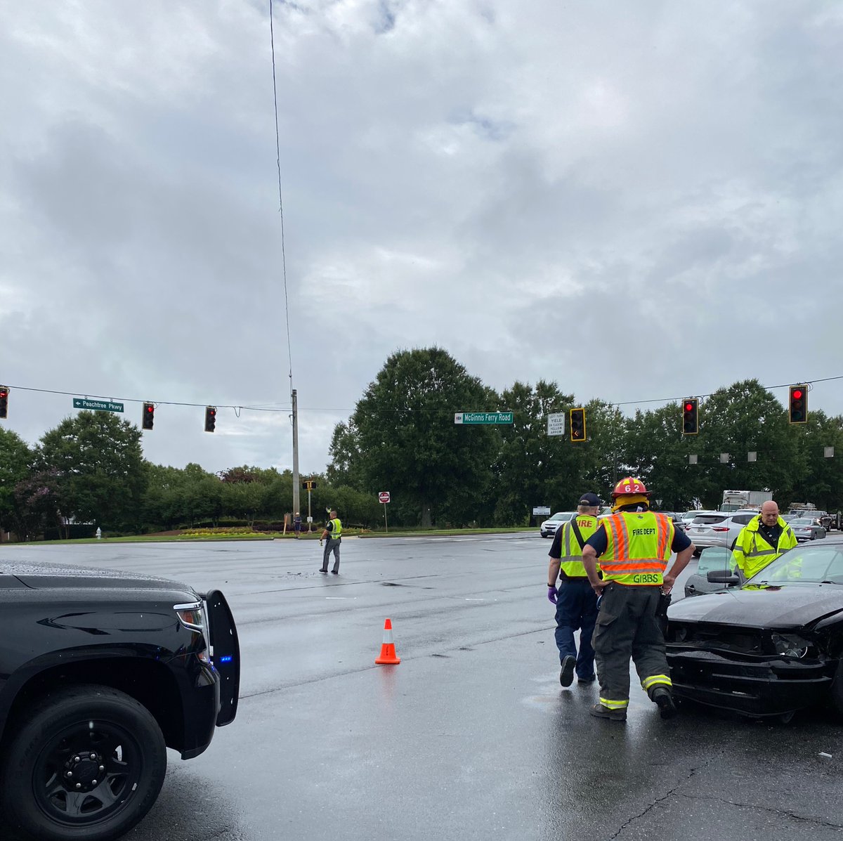 JohnsCreekPD's tweet photo. Motor vehicle accident at McGinnis Ferry &amp; Medlock Bridge. Although West bound lanes are blocked, our officers are directing traffic around the intersection. #JohnsCreekPD #StrongerTogetherJC #JCPDWare https://t.co/nnGLPLOSHH