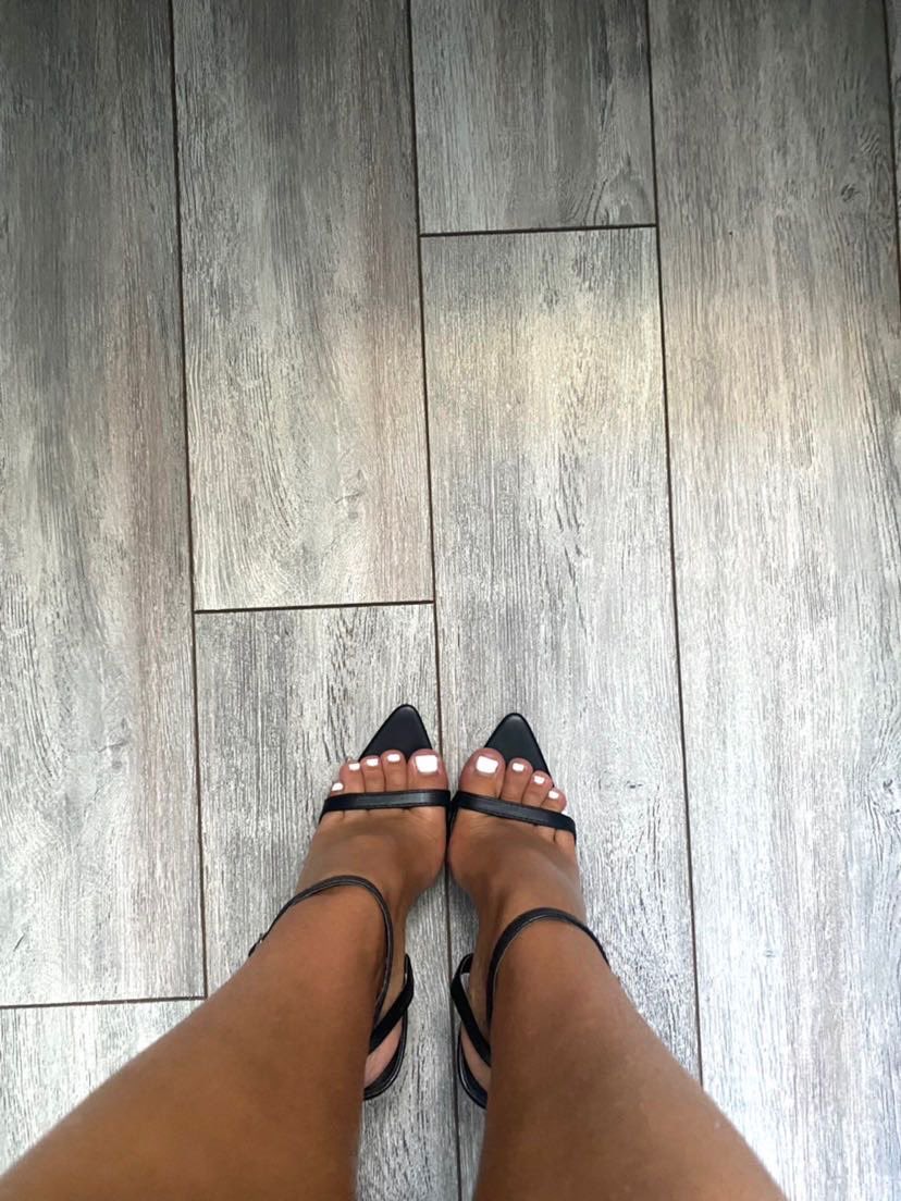 CarlaSinistera's tweet photo. tu as regardé la photo petite merde alors pour te faire pardonner viens t’abonner à mon MYM.
En plus t’as 20% de réduction donc t’as aucune excuse. #Moneymiss #moneyslave #femdom #fimdom #feet #pieds #domina #esclave #soumis #chien #paypig #fetish #frenchfeet #mym #mymgirl #RT https://t.co/hxEJqCbucd