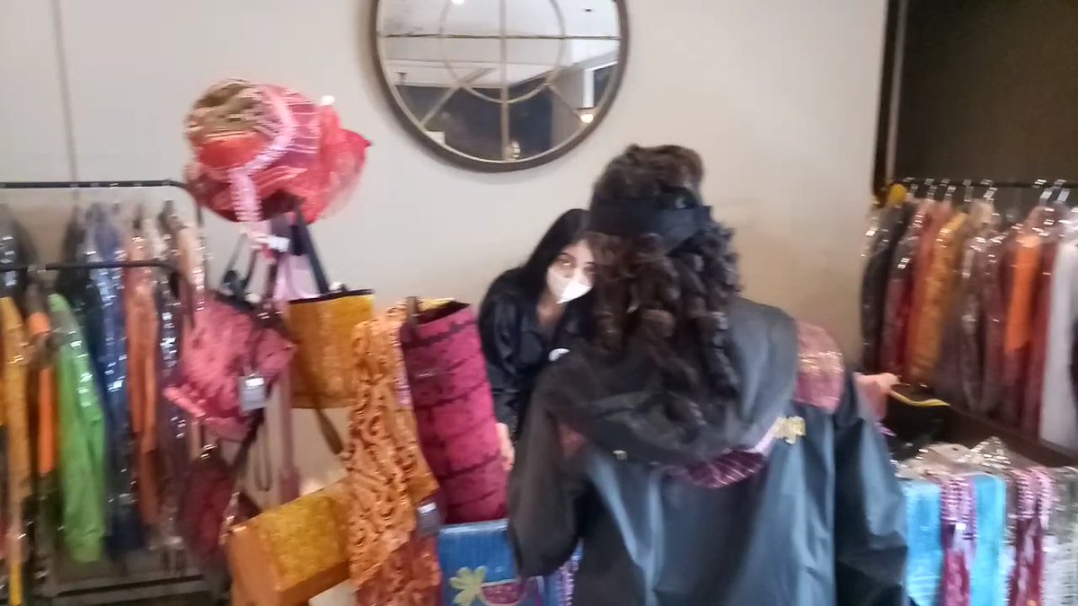 marlinajourney's tweet photo. Salah satu karya anak bangsa semua pakaian, tas, topi berbahan ulos, kece bener ya
#iwitacreative 
#berlima
#womenempowerment
@iwita_jkt https://t.co/aBqVngrQ2Y