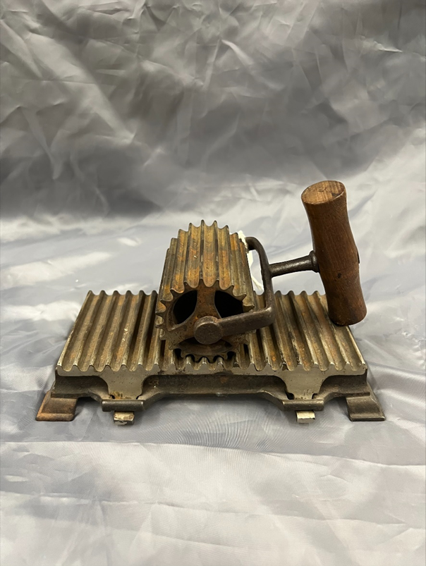 WellandMuseum's tweet photo. This once well-known tool is now a mysterious item to most people!

#Welland #Museum #Iron #Fluting #Tool #ItsAllWellandGood (2/2) https://t.co/dPZjzpYqu5