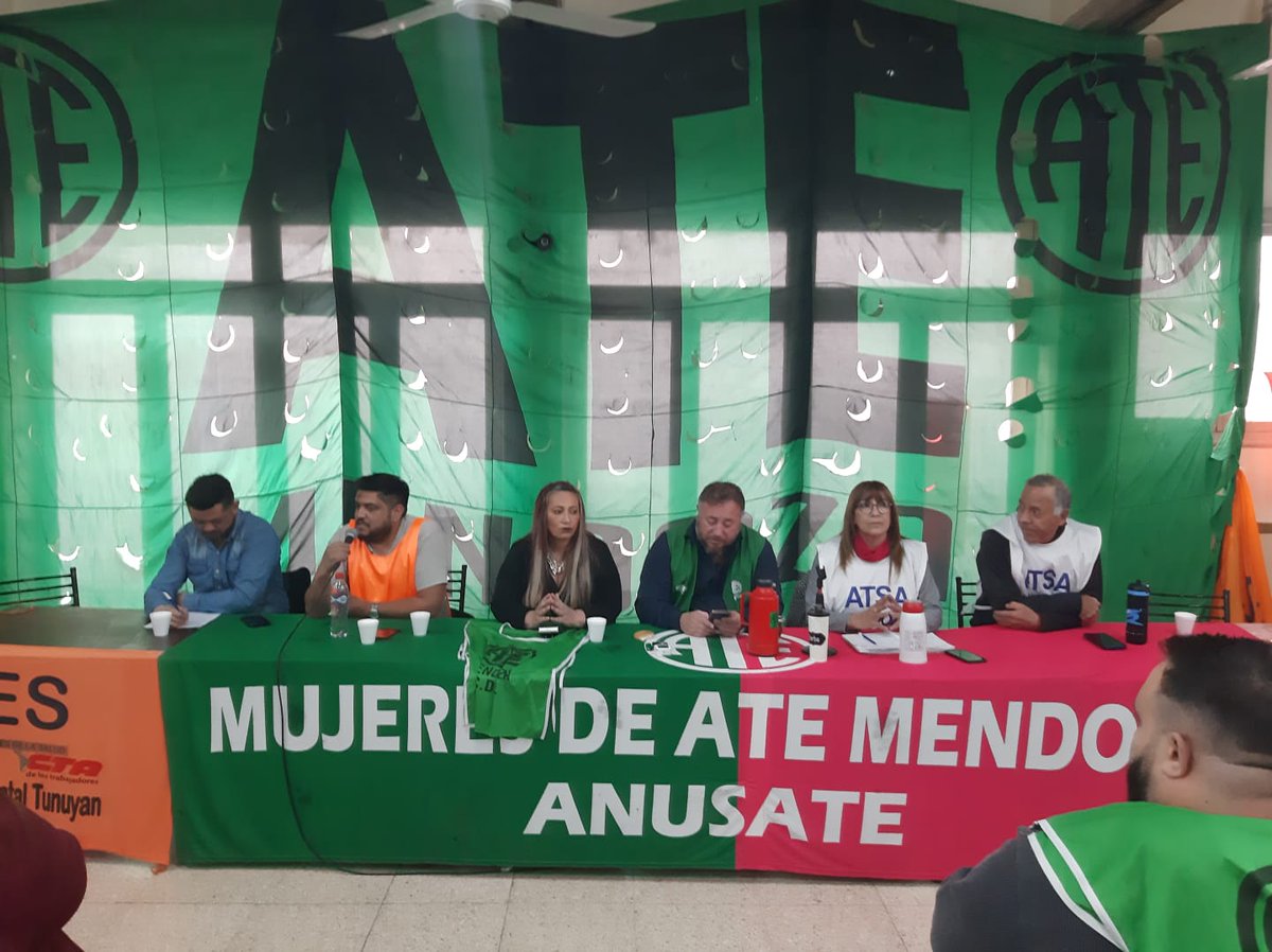 Adrinibazeta's tweet photo. Asamblea de trabajadores @AdrianaIranzo1 @daniel_sipes @MdzaSipes @SIPESmendoza @dr_pipo @RobertoMacho2 @robertopodio @ate_mendoza @roromenduca https://t.co/PZ5fAom1U8