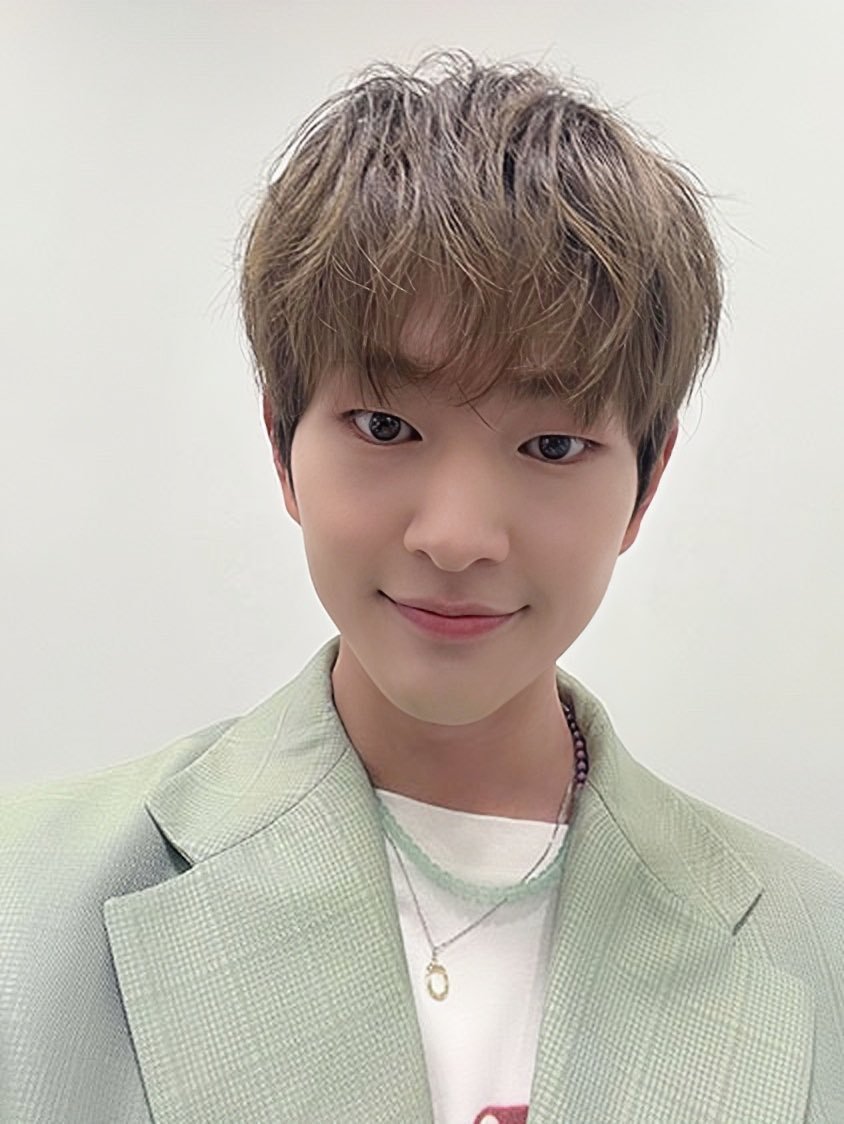 LJKLOOKS's tweet photo. #ONEW #온유 #オニュ @SHINee https://t.co/bFDCWBKCB7