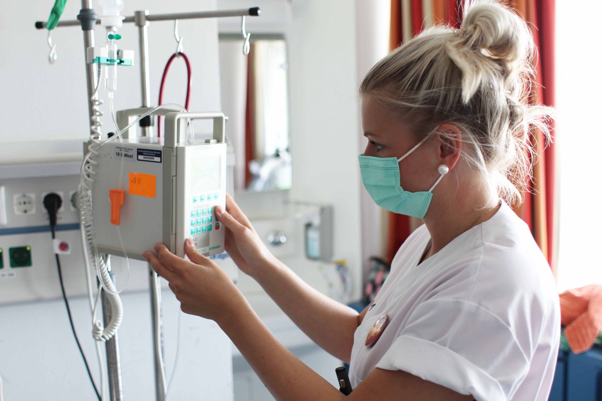 UK_Muenster's tweet photo. #Pflege in der #Pädiatrie: UKM-Themenreihe mit Fokus auf pflegerische Kolleg*innen in der Kinder- und Jugendmedizin startet in der nächsten Woche | #ukmkarriere
___ 
👉 Dein Job in der Pädiatrie: https://t.co/glD87XgW5q https://t.co/hcVfyk2DO4