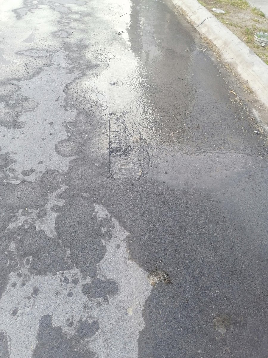 mayito_75's tweet photo. @MtyFollow buenos días me ayudan a reportar la fuga tiene desde el lunes agua y drenaje no contesta. Calle Jardín d elos Jacintos 1430,1432,1434,1436 es frente a estos domicilios esta por todo el cordón de la banqueta. https://t.co/Y8lhbcP69k