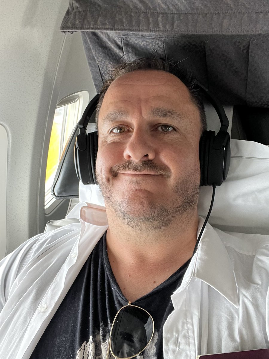 MarkGodden's tweet photo. In front of the curtain is my happy place. 🤣
#icelandair #sagaclass #6F #boeing757 https://t.co/vs9tOr4sNO