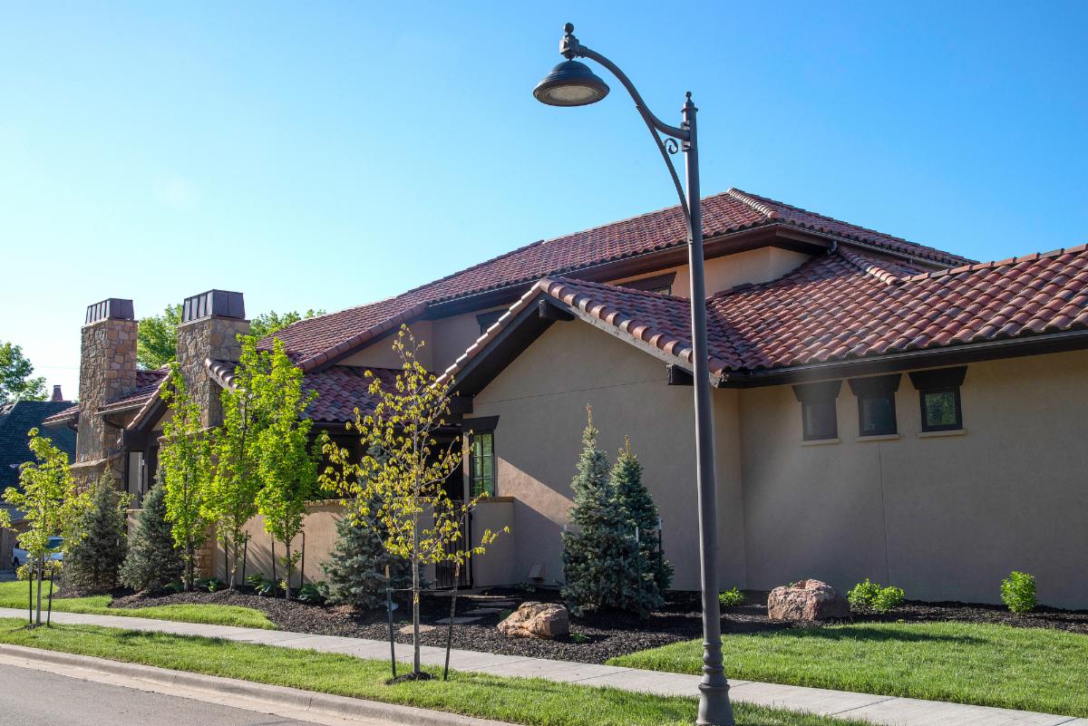 SternbergLight's tweet photo. Meadowbrook Park is a community in Prairie Village, Kansas, mixing modern luxury with classic architecture alongside trees, lakes, &amp; walking trails. Sternberg’s Euro E420LED pendants illuminate the boulevards and residential streets. To seephoto gallery: https://t.co/IZ357hbQl9 https://t.co/8HX2HvGnZf
