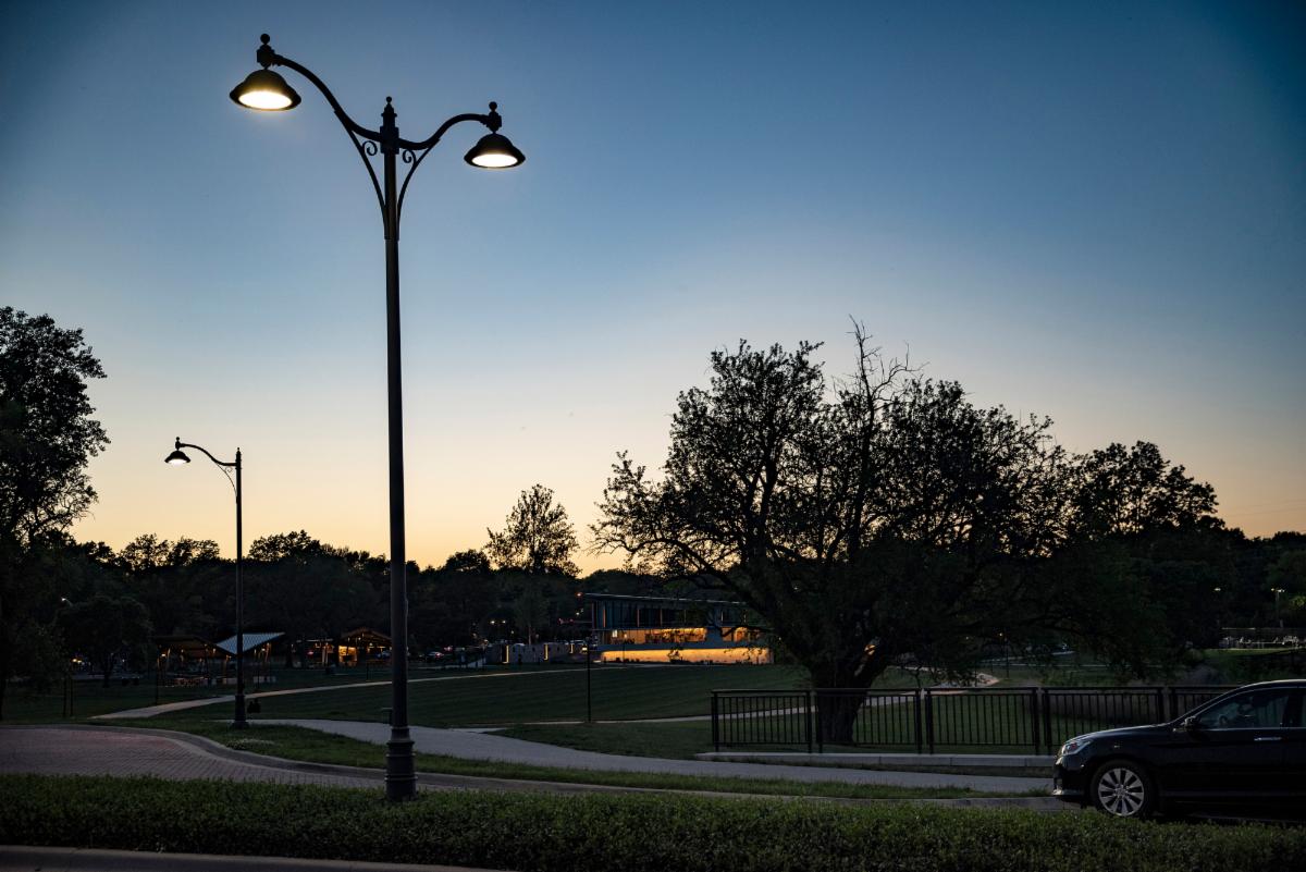 SternbergLight's tweet photo. Meadowbrook Park is a community in Prairie Village, Kansas, mixing modern luxury with classic architecture alongside trees, lakes, &amp; walking trails. Sternberg’s Euro E420LED pendants illuminate the boulevards and residential streets. To seephoto gallery: https://t.co/IZ357hbQl9 https://t.co/8HX2HvGnZf