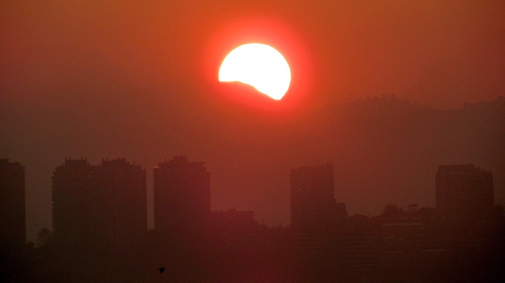 Buenos días navegantes!!
Nuevo amanecer en #Valparaíso esta vez el gran sol aparece tras el cerro La Campana.
<a href="/hacerfotos/">Antonio (@hacerfotos)</a> <a href="/Meteoclick/">⛈METEOCLICK📷</a> <a href="/EspinosaMeteo/">Gonzalo Espinosa Doggenweiler METEORÓLOGO</a> <a href="/Meteo_Wave/">Weatherman</a> <a href="/cristobalreus/">Cristóbal Reus Chêreau</a> #sonrisa
<a href="/seba_sirius/">Seba Campos</a> <a href="/Fotos_DeChile/">Chile En Imágenes 📸</a>