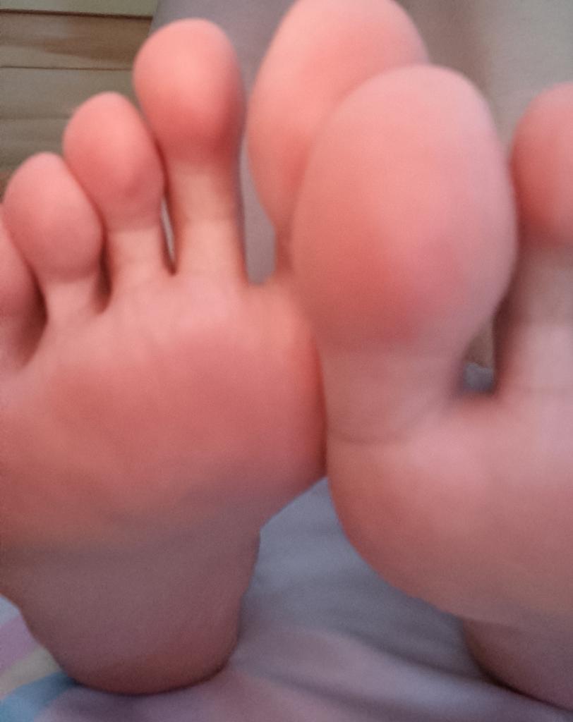 Meng9608's tweet photo. 心理学家���洛伊德认为:“女性的脚经常被隐藏起来，当男性偷窥女性的脚时，会获得窥破别人秘密的心理快感。”（所以看脚底快乐加倍！）
 #恋足癖 #裸足 https://t.co/NDfzlKs0fd