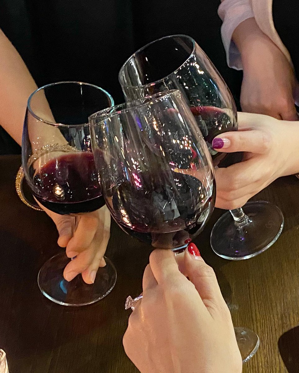 chen9887's tweet photo. 何人かの姉妹が飲んでいる https://t.co/jF03gnacRI
