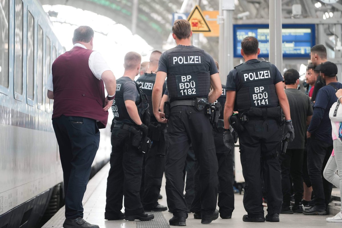vuecritique's tweet photo. Racial Profiling am Dresdner Hbf:

Aktuell führt die Bundespolizei in Zügen, die aus Richtung Tschechien kommen, große Kontrollen durch und holt augenscheinlich ausnahmslos alle PoC´s heraus. Die Personen - darunter Familien mit Kindern - werden im Bahnhofsinnengebäude...
1/x https://t.co/xy4fDvB64D