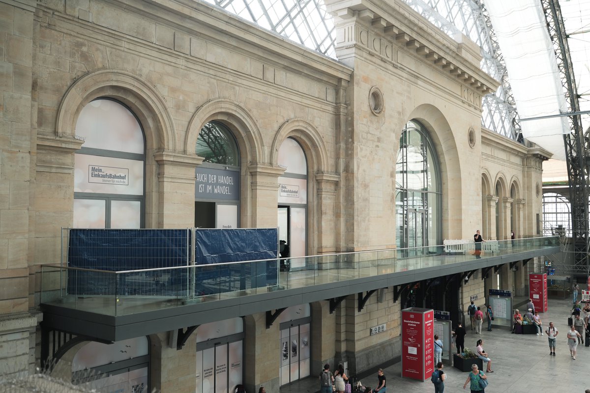 Racial Profiling am Dresdner Hbf:

Aktuell führt die Bundespolizei in Zügen, die aus Richtung Tschechien kommen, große Kontrollen durch und holt augenscheinlich ausnahmslos alle PoC´s heraus. Die Personen - darunter Familien mit Kindern - werden im Bahnhofsinnengebäude...
1/x
