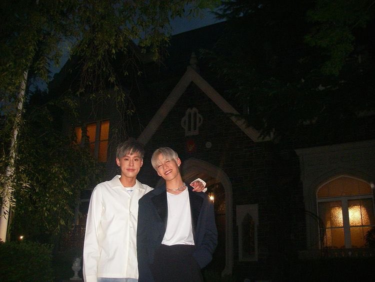 tuesdayoctoblr's tweet photo. : ก็คงเป็นลุงแก่ ๆ สองคนนั่งเถียงกันในบ้านพักคนชรา
: อยากไปต่างประเทศ
: งั้นบ้านพักคนชราที่ต่างประเทศก็ได้ https://t.co/lQW4cegUIW