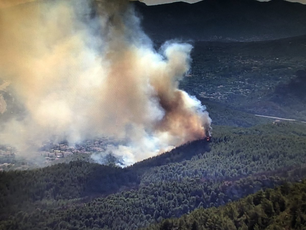 Pompiers_13's tweet image. 🔴 [#Opérations]

Les #Pompiers13 sont engagés sur un #FeuDeForêt à @MairieAuriol.

Sur place : 
🚒 50 engins 
👨🏼‍🚒 une centaine de sapeurs-pompiers
✈️ 4 hélicoptères bombardiers d’eau 

⚠️ Laissez passer les secours et ne surchargez pas le 📞 18/112.

Renfort : @SDIS83