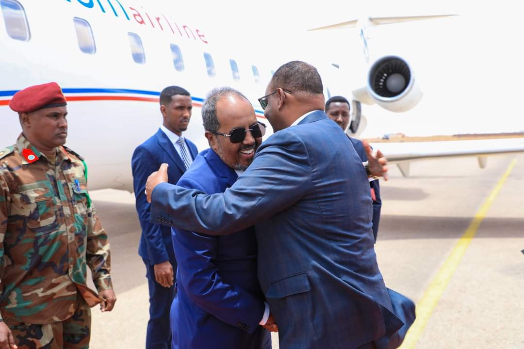 SomCusub's tweet photo. The President of FGS H.E. @HassanSMohamud was warmly welcomed in Garowe by the President of Puntland H.E. Said Abdullahi Deni, his Vice President H.E Ahmed Elmi Karash, Ministers, Members of Parliament and various sectors of society. https://t.co/IeVv3d8xQm