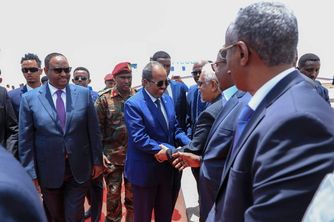 SomCusub's tweet photo. The President of FGS H.E. @HassanSMohamud was warmly welcomed in Garowe by the President of Puntland H.E. Said Abdullahi Deni, his Vice President H.E Ahmed Elmi Karash, Ministers, Members of Parliament and various sectors of society. https://t.co/IeVv3d8xQm