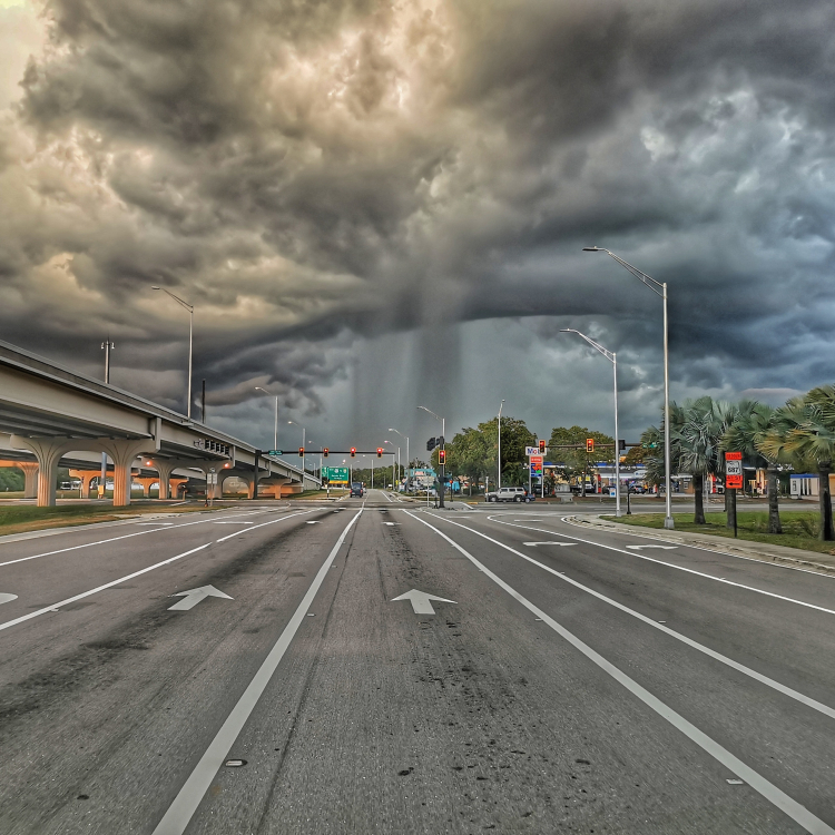 Photo: Stromy   
The photo shows a classic precipitation shaft from a strong storm cell as observed from near the Gandy Bridge in St. Petersburg, Florida on May 30, 2022.
epod.usra.edu/blog/2022/08/p…