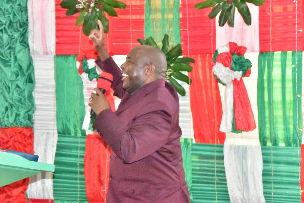 GitegaVuturaa's tweet photo. 4/#GenNeva @Evariste Ndayishimiye yamenyesheje ko icatuma igitoro kibura bari bahaye ama devises abagwizatunga kuva mu kwezi kwa @Mukakaro2022, ariko nubu ntikirashika. Ariko Reta ico yagiye kurangura carashitse inyuma y'iminsi @itarenga5. https://t.co/zwk2stfu9b