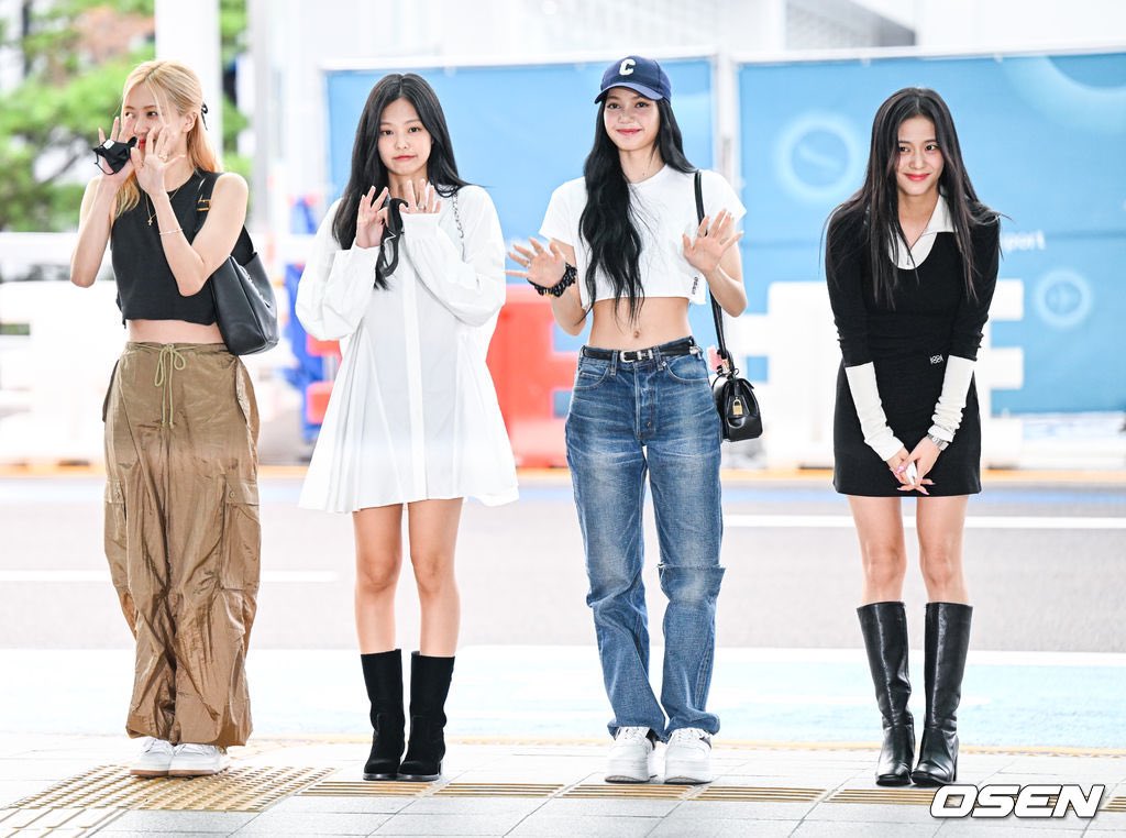 Oye897's tweet photo. #Entérate 🧢| Ya circulan algunas fotos de @BLACKPINK en el aeropuerto tras su destino a EEUU para su promoción, pero LISA ¡OMG! 🥰 Rompiendo esquemas y captando miradas como siempre 🔥 https://t.co/l1QSRFm73m