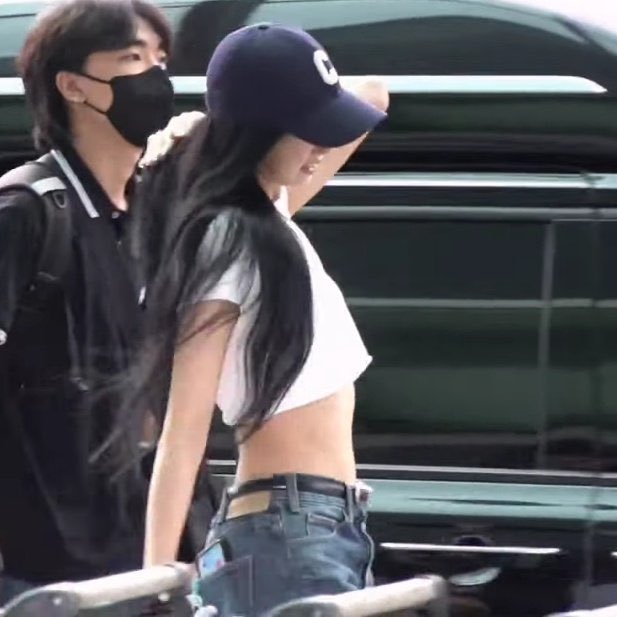 Oye897's tweet photo. #Entérate 🧢| Ya circulan algunas fotos de @BLACKPINK en el aeropuerto tras su destino a EEUU para su promoción, pero LISA ¡OMG! 🥰 Rompiendo esquemas y captando miradas como siempre 🔥 https://t.co/l1QSRFm73m