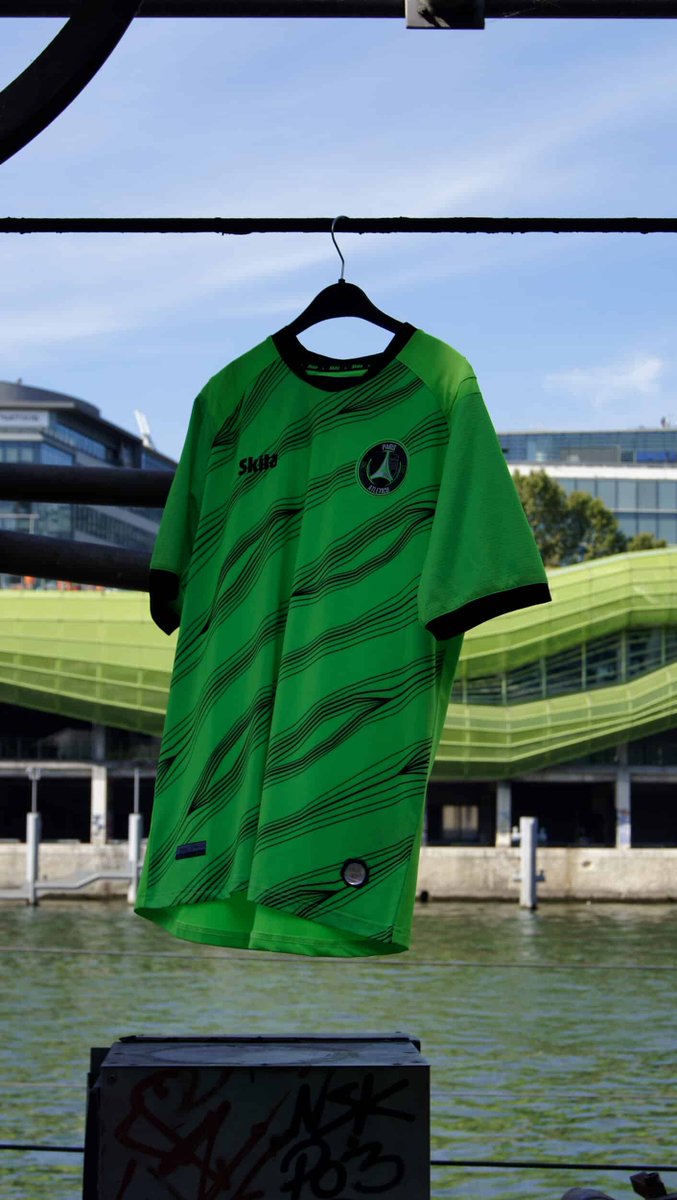 footpack's tweet photo. ⚽️ | Le maillot architectural du Paris 13 Atletico, la tenue lifestyle du Red Star FC, la tunique identitaire d'Avranches...

👕 | Zoom sur les 8 maillots de National qu'il ne fallait pas louper.

📝➡️ https://t.co/SAZWyqbe9Q https://t.co/14puvgs287