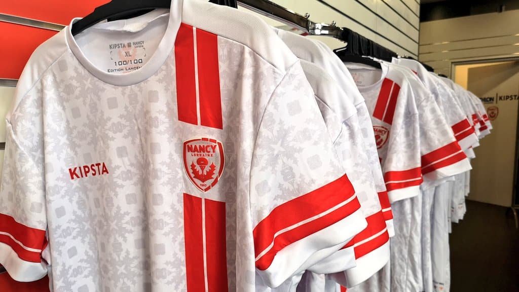 footpack's tweet photo. ⚽️ | Le maillot architectural du Paris 13 Atletico, la tenue lifestyle du Red Star FC, la tunique identitaire d'Avranches...

👕 | Zoom sur les 8 maillots de National qu'il ne fallait pas louper.

📝➡️ https://t.co/SAZWyqbe9Q https://t.co/14puvgs287
