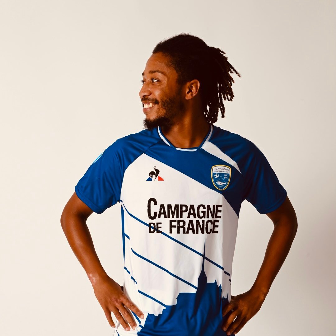 footpack's tweet photo. ⚽️ | Le maillot architectural du Paris 13 Atletico, la tenue lifestyle du Red Star FC, la tunique identitaire d'Avranches...

👕 | Zoom sur les 8 maillots de National qu'il ne fallait pas louper.

📝➡️ https://t.co/SAZWyqbe9Q https://t.co/14puvgs287