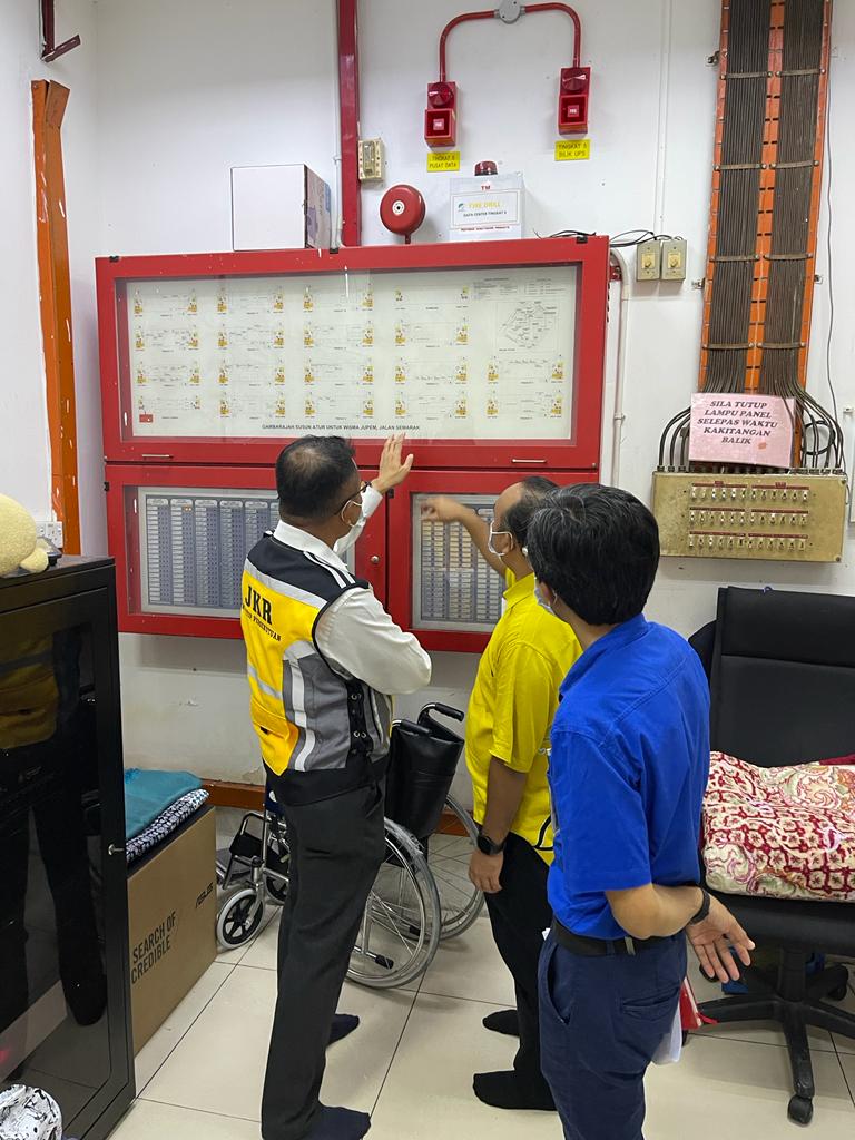 JKRWoksyop's tweet photo. Pemeriksaan kemajuan kerja2 sharga penggantian / pembaikan:

1. Sistem penyaman udara di Jab. Pendidikan WPKL.
2. Sistem pencegah kebakaran di JUPEM.

@JKRMalaysia 
@JKR_CKM https://t.co/DK9hF4B6Hc