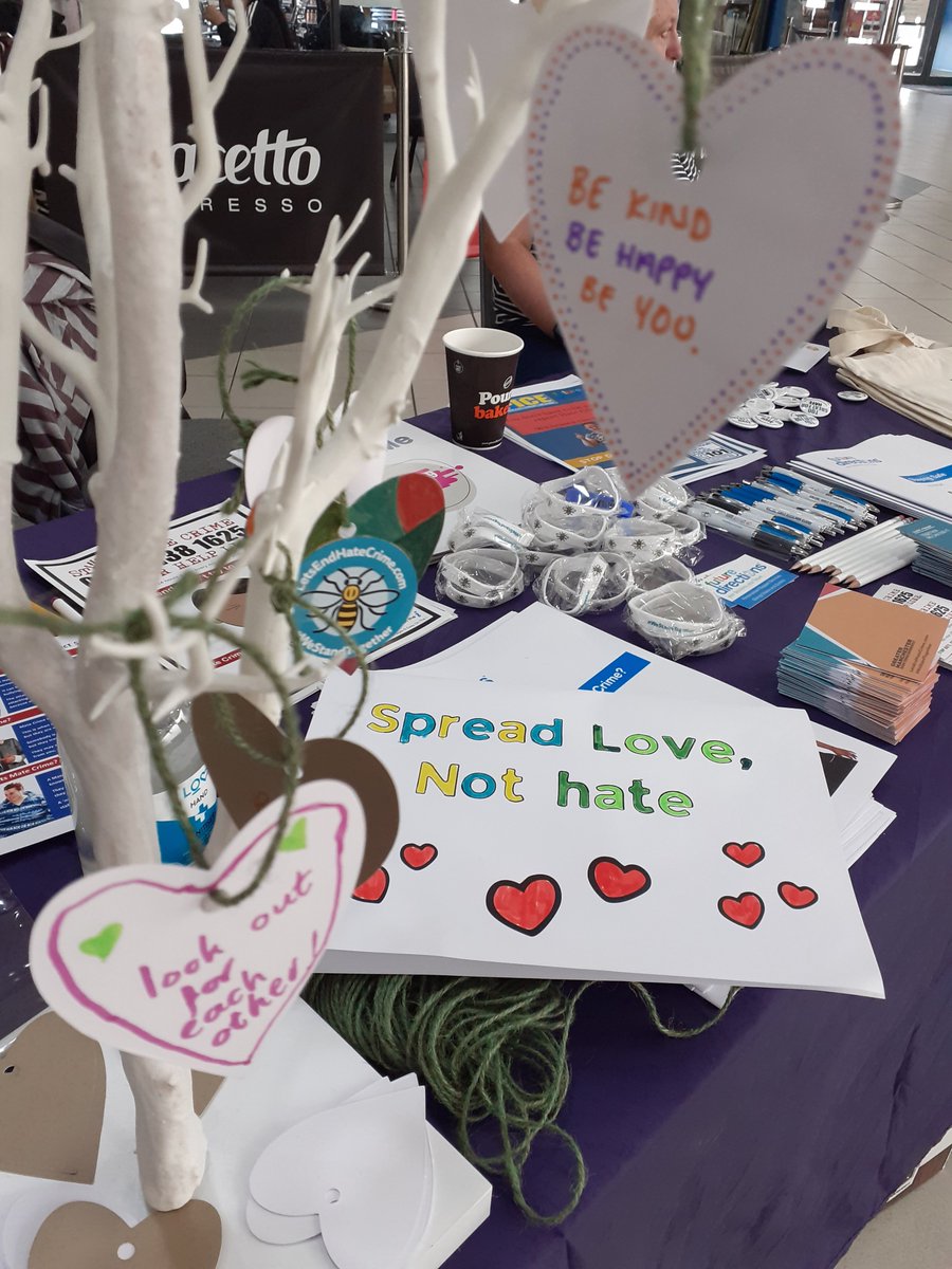 FD_SPICE's tweet photo. 🐝Kind. Today we have been at @ForumCentre raising awareness about #hatecrime. We've also created a 'community tree' where we have shared messages of positivity & kindness. #SpreadLoveNotHate #LetsEndHateCrime
@SaferManchester @ManCityCouncil https://t.co/hPQrPvzIpY