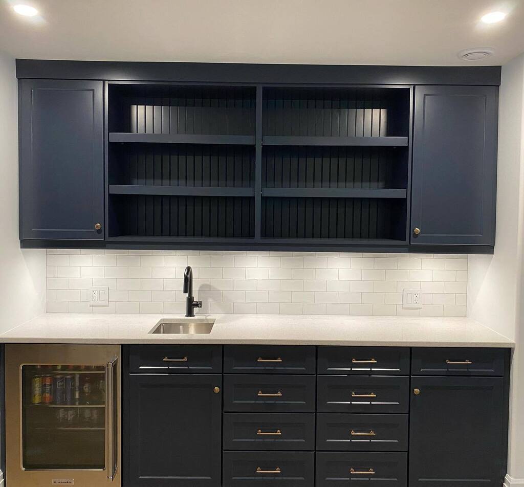 This kitchenette will provide lots of storage for this basement family/games room.  Hale navy cabinets with gold and black accents.  #kitchenette #blueandwhite #basementreno @benjaminmoore @centuratile @deltafaucetcan @kminteriors2063 instagr.am/p/ChrzTHPL-bC/