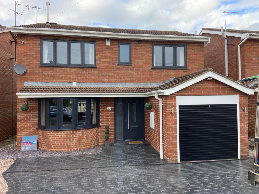 Sorry we have been quite on here lately!

A recent installation we have completed in anthracite grey using @DeceuninckUK  flush sash windows and @endurancedoors Alto door in featuring a bar handle and architectural letterplate