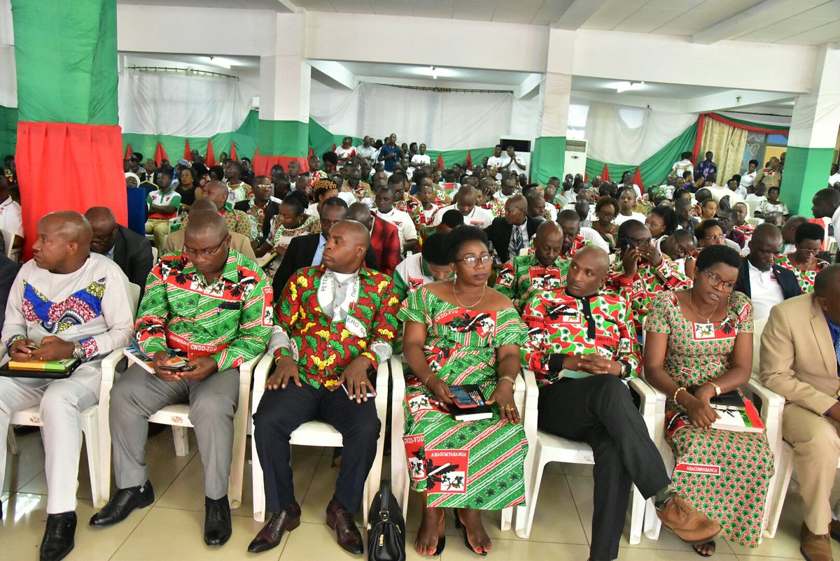 GitegaVuturaa's tweet photo. 4/#GenNeva @Evariste Ndayishimiye yamenyesheje ko icatuma igitoro kibura bari bahaye ama devises abagwizatunga kuva mu kwezi kwa @Mukakaro2022, ariko nubu ntikirashika. Ariko Reta ico yagiye kurangura carashitse inyuma y'iminsi @itarenga5. https://t.co/zwk2stfu9b