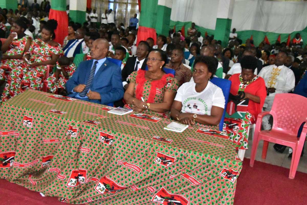 GitegaVuturaa's tweet photo. 4/#GenNeva @Evariste Ndayishimiye yamenyesheje ko icatuma igitoro kibura bari bahaye ama devises abagwizatunga kuva mu kwezi kwa @Mukakaro2022, ariko nubu ntikirashika. Ariko Reta ico yagiye kurangura carashitse inyuma y'iminsi @itarenga5. https://t.co/zwk2stfu9b