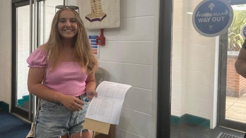 Well done to all those who collected their #GCSE results from @StIlltydsCHS Emma Spencer is one of their pupils who achieved 12A*`s. Outstanding!
Unsure of your next steps? Pop into your local HUB 029 2087 1071 orlo.uk/9Vejq 
#resultswales #EduCardiff