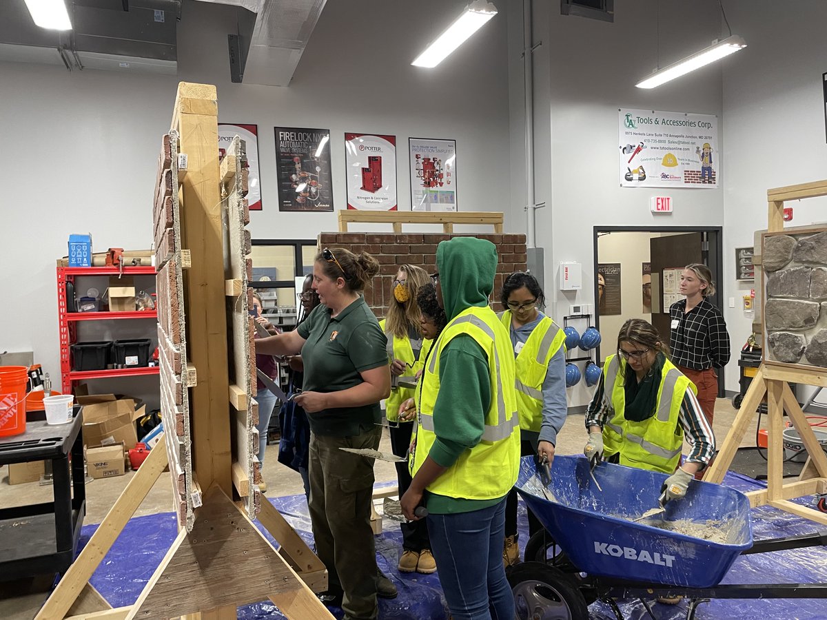 historic_trades's tweet photo. On 8/4, The Campaign & @NatlParkService's HPTC visited @nawicnational's Camp NAWIC at @ABCBaltimore to provide hands-on masonry and window glazing activities. This free week-long camp introduces girls to careers in the construction industry.🔨#historictrades #saveourskills https://t.co/U96pkMdtQ0