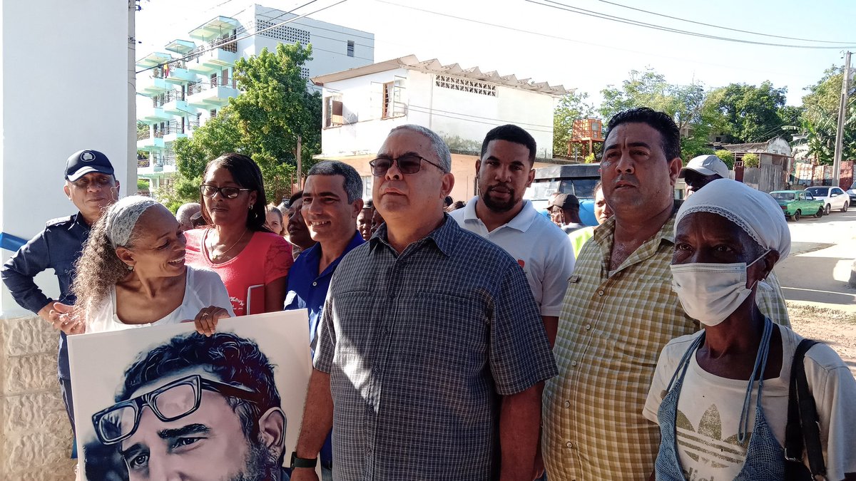 YanetHzP's tweet photo. Recorre @torres_iribar el #Barrio Moro Portocarrero en Arroyo Naranjo , el pueblo en #CubaPorLaPaz demuestra su agradecimiento por las obras que se inauguran y ejecutan #CubaViveYTrabaja , Bodega, panera , casas,aceras pintura de edificios entre  otros. https://t.co/lOmfz0j3hZ
