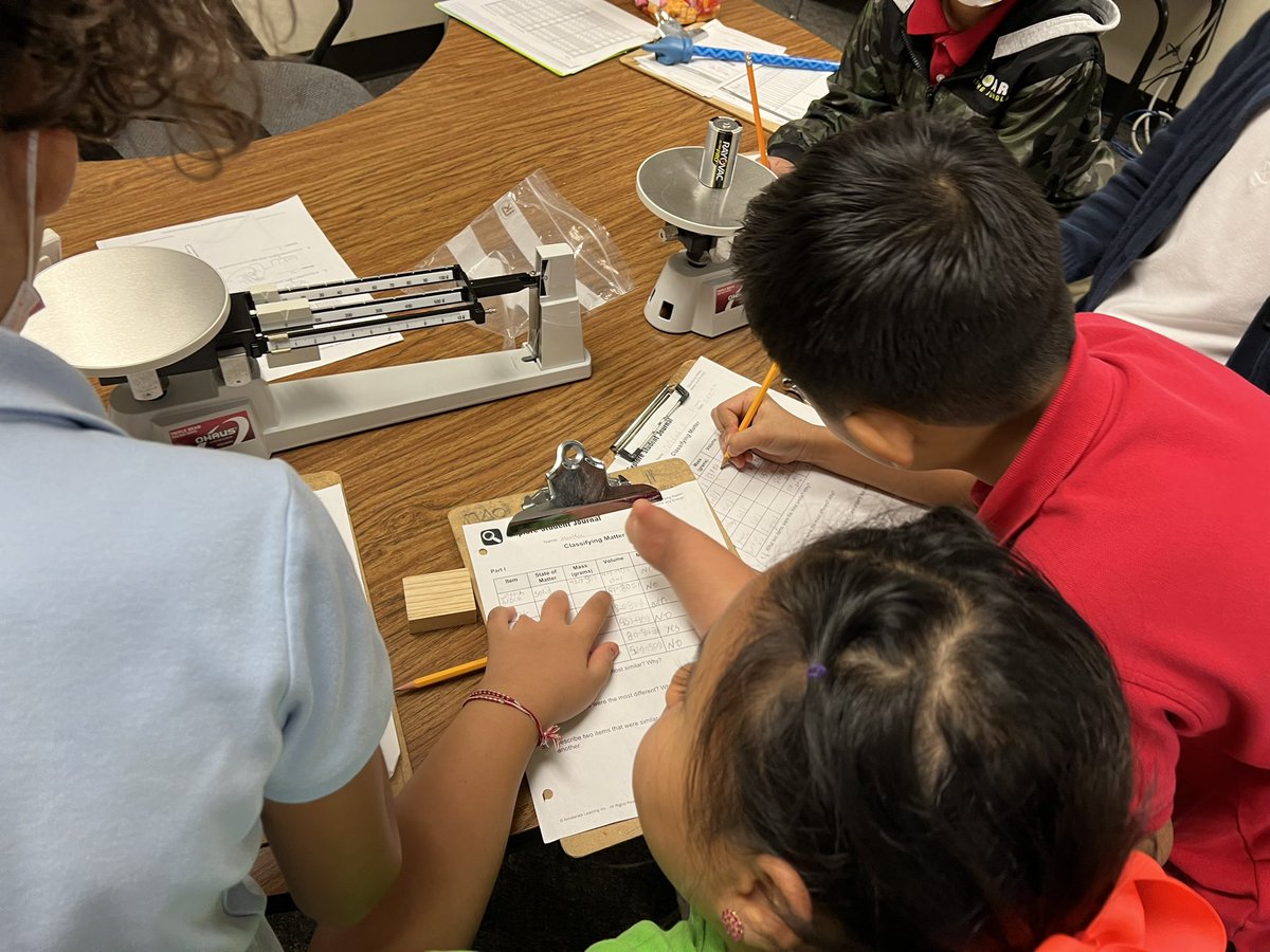 deleoncomets's tweet photo. Fourth Graders exploring Physical Properties of Matter. #aliefscience #chancellorcomets https://t.co/0WuldA88g0