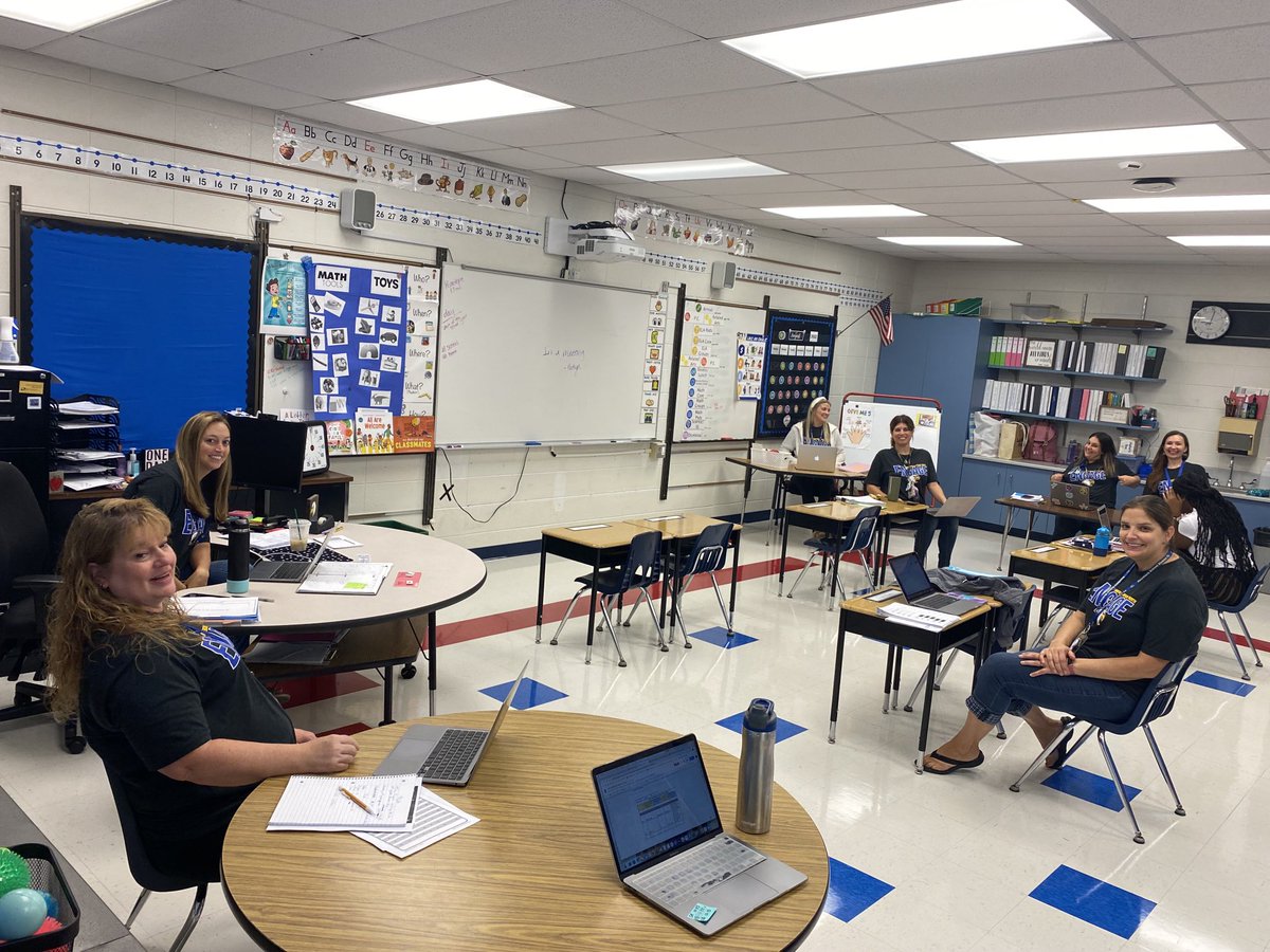 ENLibrary's tweet photo. PLC meetings are up &amp; rolling ⁦@ElemNorthD73⁩! Focusing on student learning &amp; wearing our new matching EN tshirts! #teamworkmakesthedreamwork #EveyOneEveryDay #ENgage https://t.co/8jlnCQWRMY