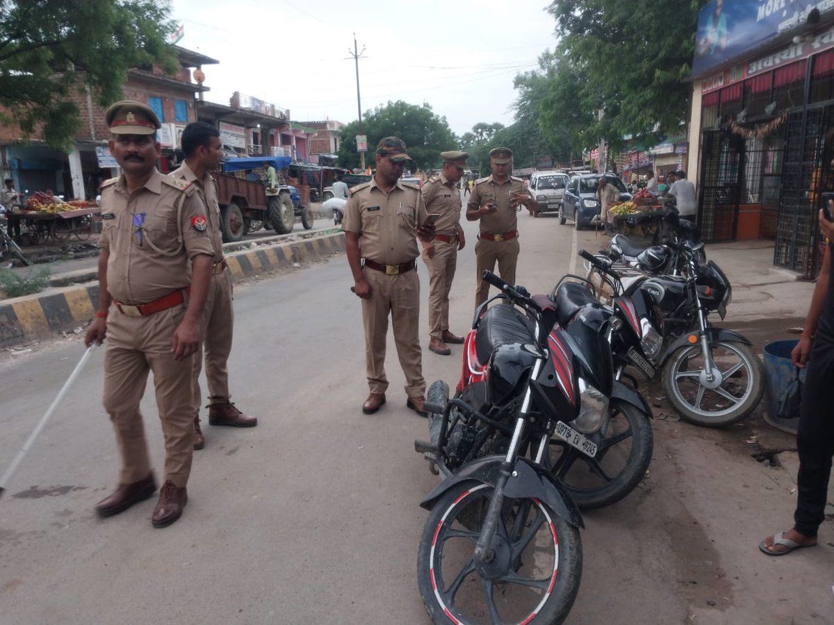 #SpkanpurOuter के निर्देशन में व ASPkanpurOuter के मार्गदर्शन में अपराध/अपराधियों पर नियंत्रण व कानून/शान्ति व्यवस्था को सुदृढ़ बनाये रखने हेतु #थाना_साढ़_पुलिस द्वारा प्रमुख चौराहों, बाजारों व अन्य सार्वजनिक स्थानों पर #FootPatrolling कर आमजनमानस को सुरक्षा का एहसास दिलाया।