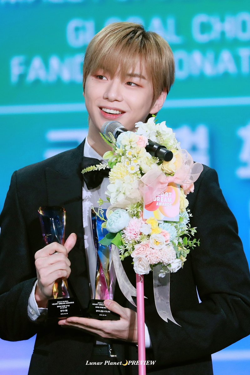 LunarPlanet1210's tweet photo. 🍑220825 하트드림어워즈 이관왕🏆🏆
#강다니엘 #KANGDANIEL https://t.co/VyOb8SpbtV