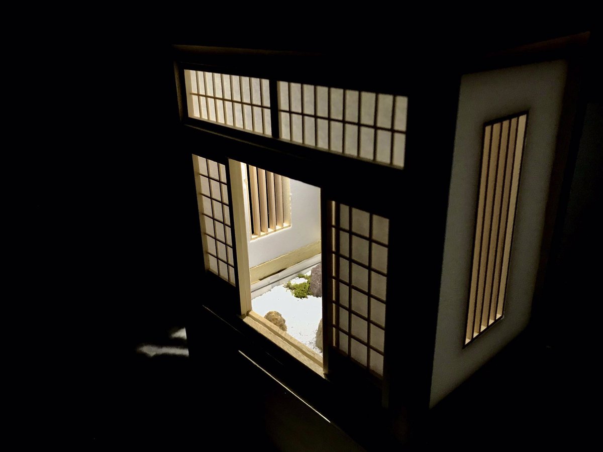 __hakoniwa_'s tweet photo. 素敵なタグを見つけたので、@risia_mizukiさんの企画に自分も参加させていただきます🙇‍♂️

日本庭園をモチーフに、コケとアスパラガスで作ったものです！

#みてみてコケリウム #コケリウム #テラリウム https://t.co/aUSUePIPxp