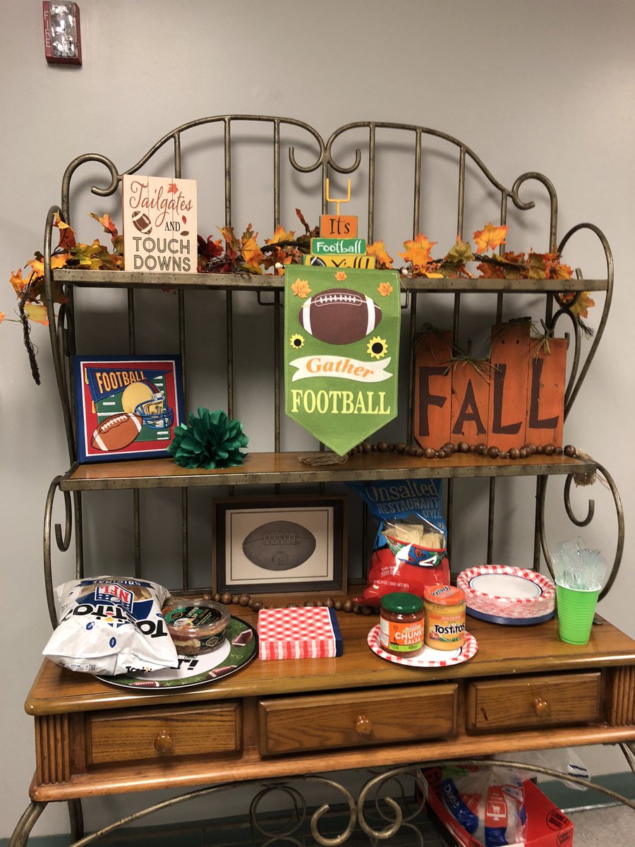 The OLE Social Committee’s August Birthdays Celebration. Thanks to all who contributed and @CandaceWashbur1 and <a href="/Lrnaylor/">Lisa Naylor</a> for decorating. <a href="/pettersonash/">Ashley Petterson</a> #OLESocialCommitte