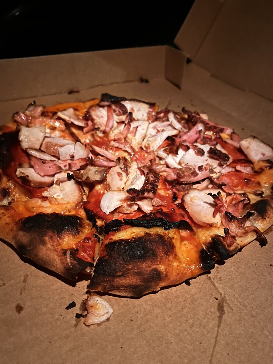 AustralESports's tweet photo. Tonight our founders enjoyed beautiful wood fire pizzas from the local 🍕shop!
Great way to end a good day of work!

#BehindTheScenesAtAESG #workingfromhomelife #Pizza #thusdayvibes https://t.co/Th1PvRYRxe