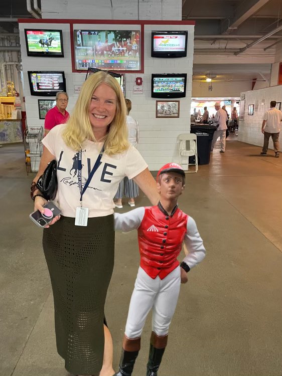 BackstretchTEAM's tweet photo. Larry was so excited to meet some new friends, yesterday! Judy from Brook Ledge Horse Transportation, always so gracious, agreed to take him under her wing and show him around! #bringlarryhome #caring4thepeoplewhocare4thehorses Buy your tickets for Larry : https://t.co/pHxX03J7bA https://t.co/omeIhPIW41