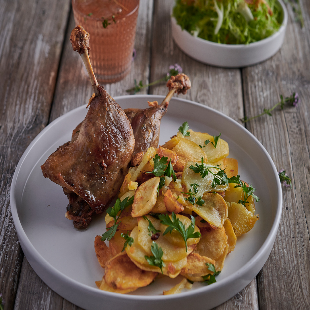 RemarkableDuck's tweet photo. Happy Bank Holiday Weekend! This classic French Confit de Canard a la Salardaise is a beautiful dish to share with friends. The potatoes are cooked in duck fat and garlic and are so moorish.
#bankholiday #cookwithduck #duckrecipe #dineinwithduck #gressingham https://t.co/QdiHaUYH2R