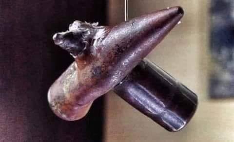 Wero_Turlay's tweet photo. Estas dos balas chocaron en la primera guerra mundial y fueron conservadas en el Museo de Historia Británico. La probabilidad de que esto pase son del 0,01%, casi tan imposible como que le perdonemos a Karla Panini lo que le hizo a Karla Luna. https://t.co/lX2FZJpSTf