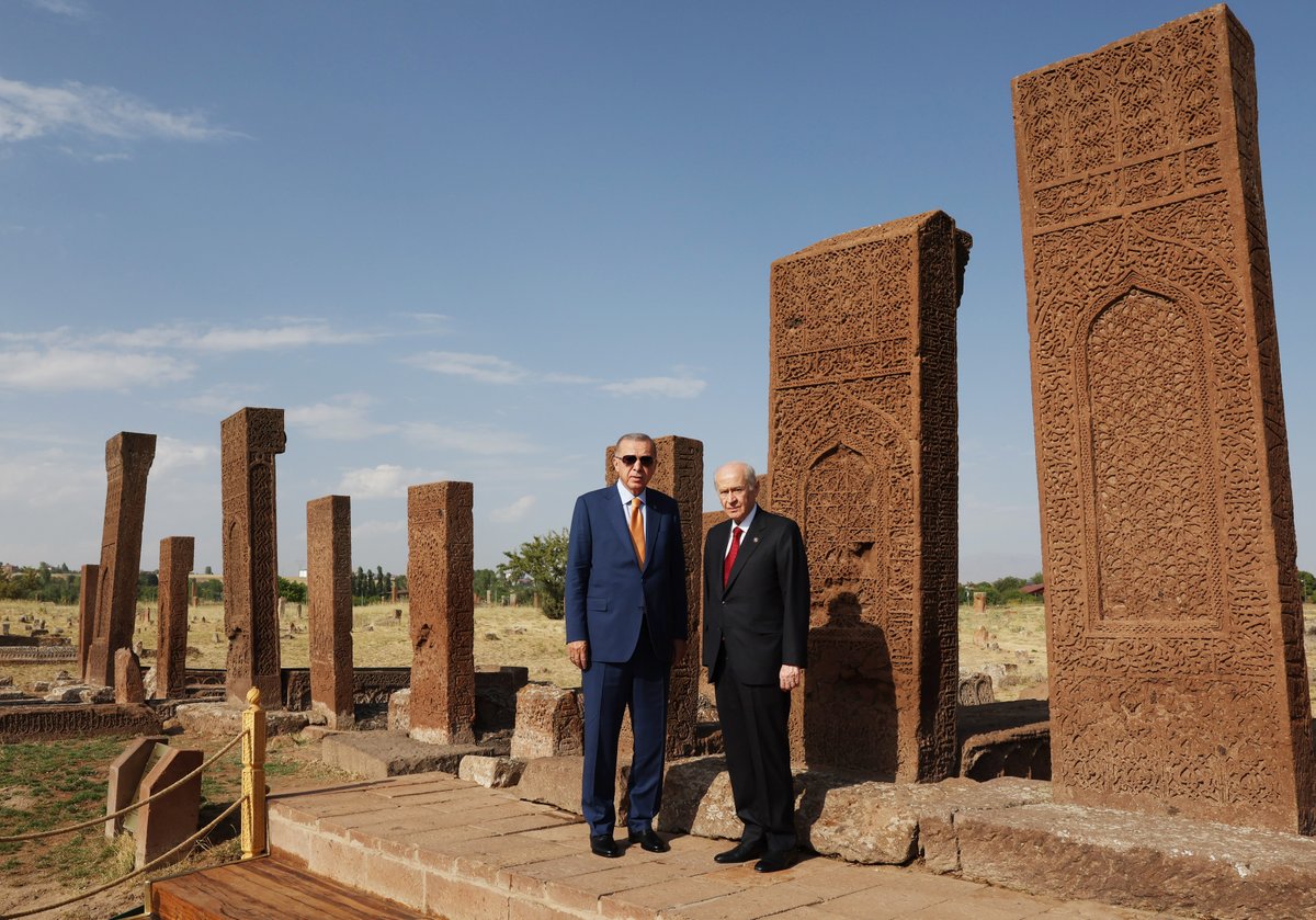 RTErdogan's tweet photo. Maziden atiye kurduğumuz köprünün kilit taşları… Ahlat… 🇹🇷 https://t.co/2oQsKszzYE