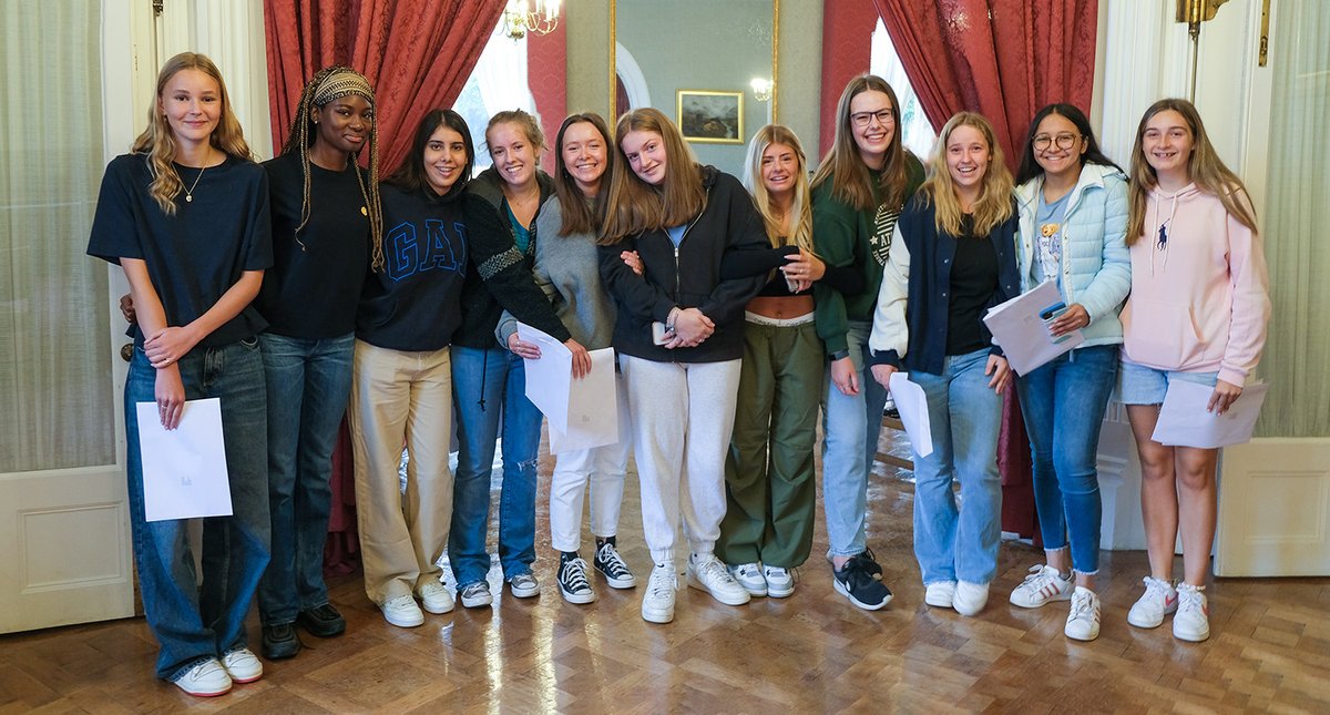 thorntoncollege's tweet photo. Thornton students have achieved fantastic GCSE and HPQ results! Two thirds of grades achieved are 9 – 6 (A** - B) with over 31% of all grades being the highest possible 9 – 8 (A** - A*). https://t.co/2RhskK9O2N #GCSEResultsDay #GCSEResults2022  #ThriveAtThornton https://t.co/nn3NvDGq97